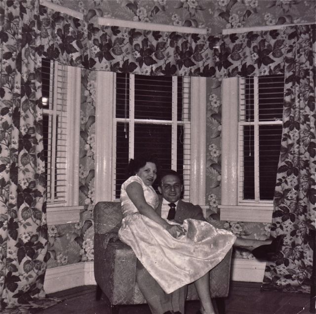 De volledige buitenkant van hun huis, inclusief dak, hadden ze ook zo behangen. Toen kwamen de mannen in witte jassen langs.